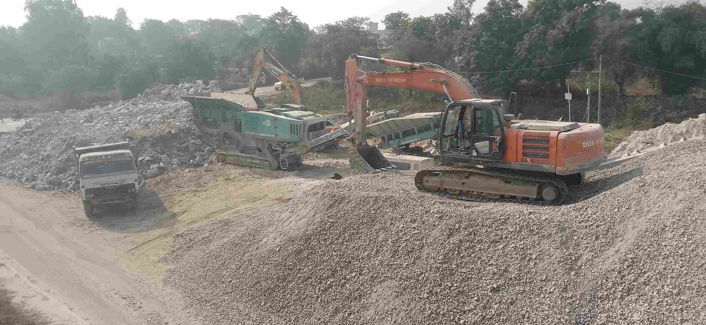 गोगुंदा में हाईवे सर्विस रोड पर क्रेशर प्लांट सक्रिय, नियमों की अनदेखी, आबादी ओर पीएचईडी की टंकी के पास ही नियमों को ताक पर रखकर की जा रही अंधाधुंध ब्लास्टिंग